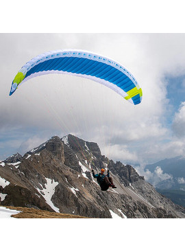 Vela de parapente Nova Doubleskin 2 en vuelo sobre paisaje de montaña