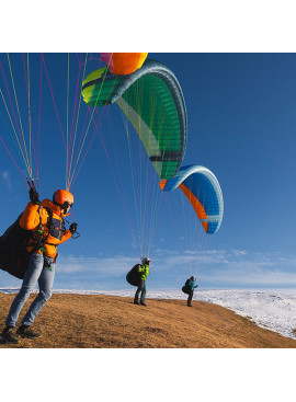 Piloto despegando con la vela de parapente Nova Prion 6
